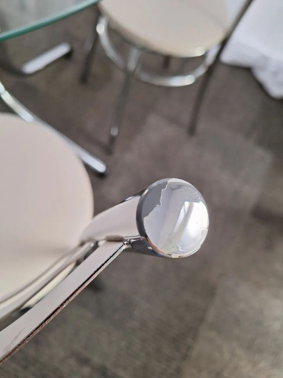 Jogo tubular de mesa com tampo de vidro e cadeiras - Foto 5