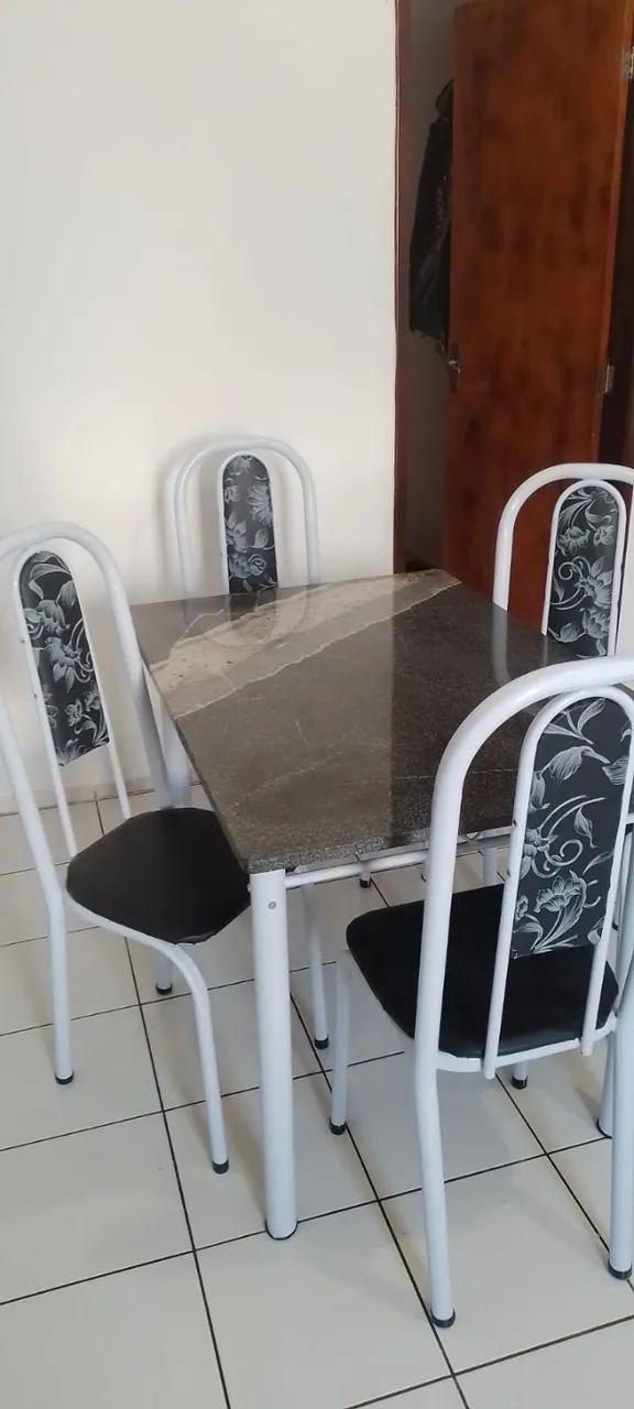 Mesa de jantar retangular (brinde 1 liquidificador novo).