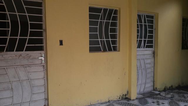Estou vendendo está casa com dois apartamentos roda na Lage com um pátio com garagem ! - Foto 2