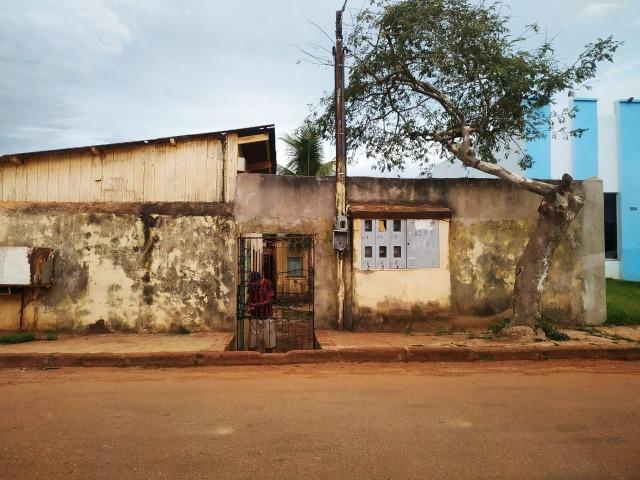 Venda de quarteirão com 6 (seis) quartos