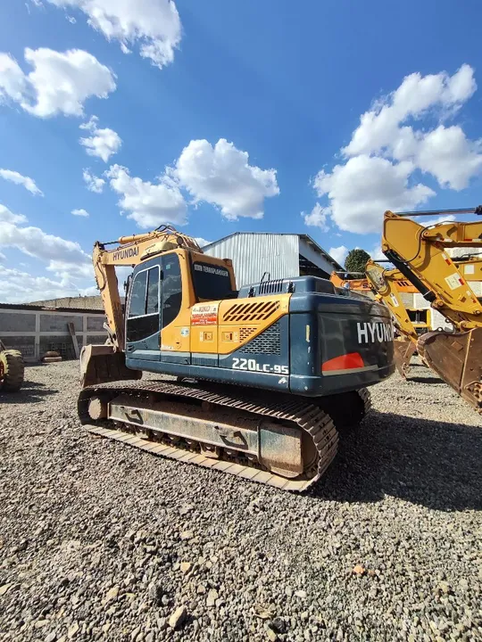 Escavadeira Hyundai r220-9s 2014