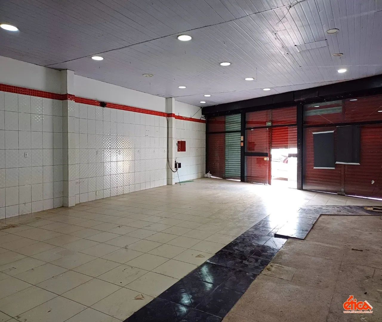 Loja ampla na Doca com salão de venda escritorio 02 salas depósito copa 02 banheiros -Cod - Foto 8