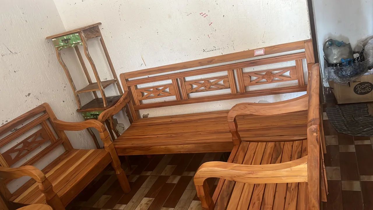 Conjunto de Sofá e Poltronas em Madeira Maciça