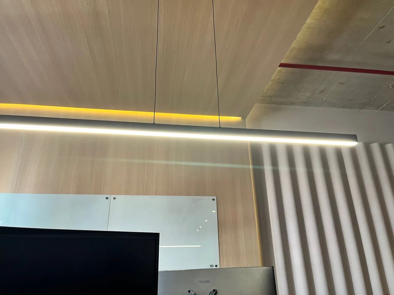 Luminária de escritório discreta 