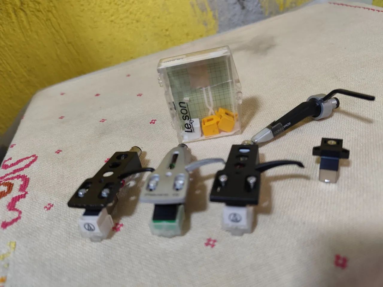 Lote. Headshell montados, agulhas e corpo de agulhas 