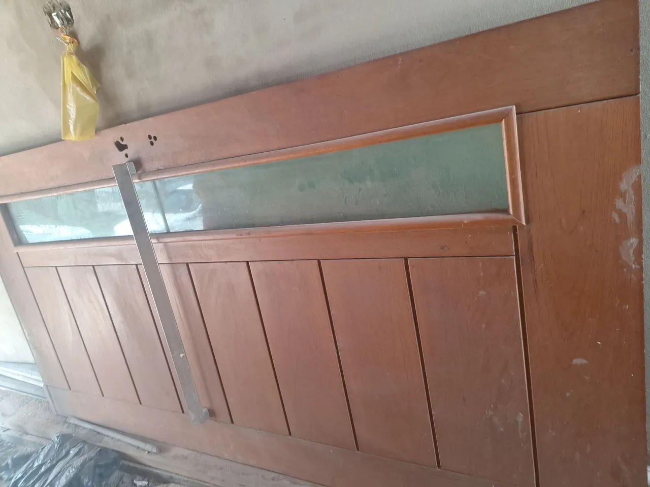 Porta de madeira maciça com puxador 64750591741953120