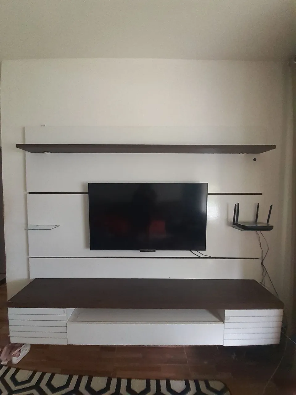 Painel de TV Moderno com Prateleiras e Rack
