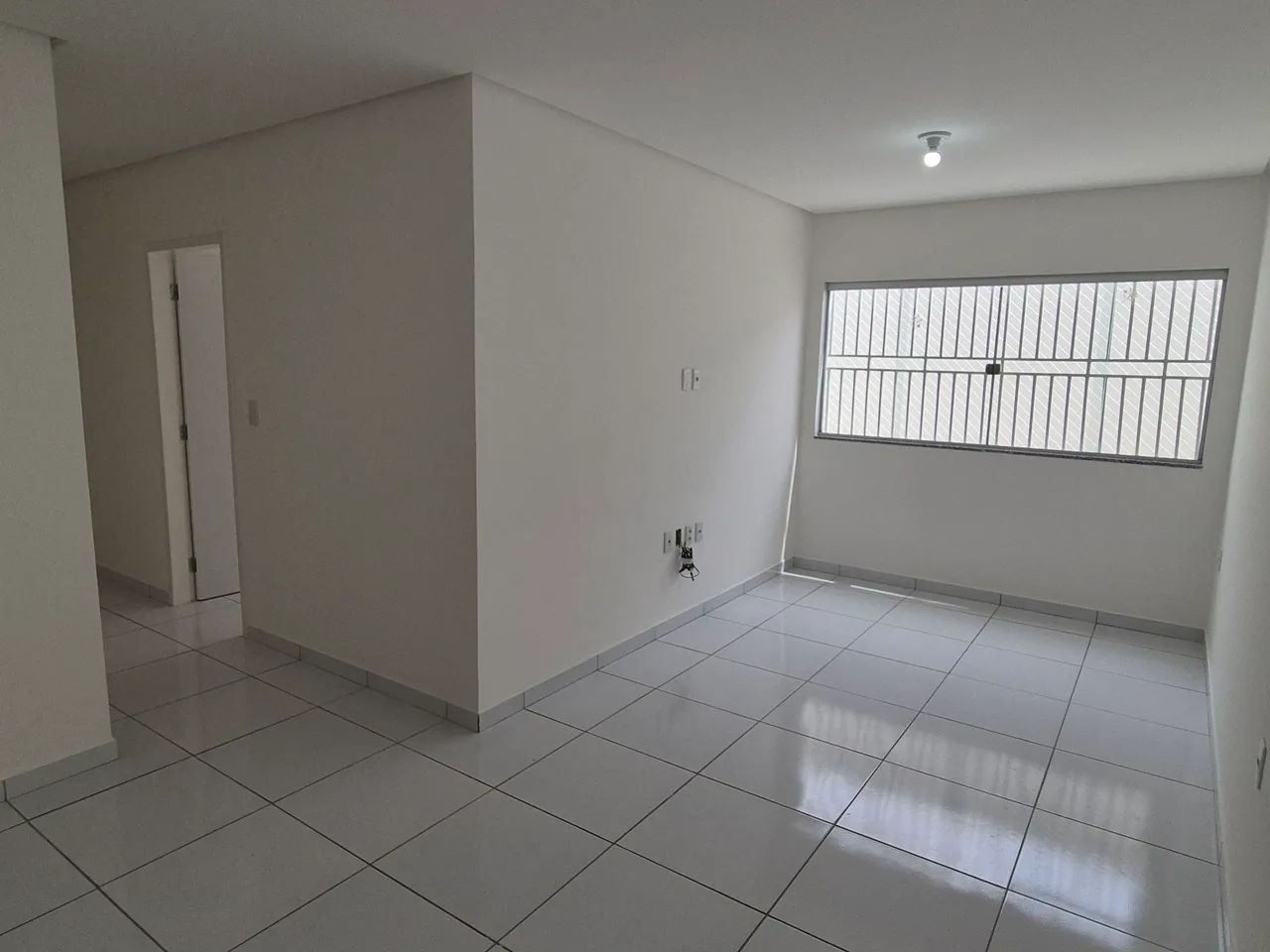 Alugo excelente apartamento com 3 quartos (1 suíte) no Caminho do Sol. Térreo  - Foto 2