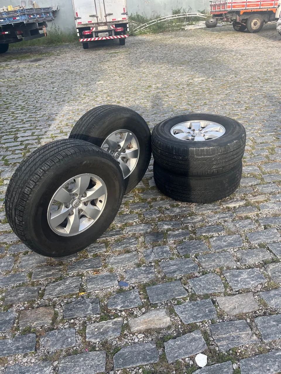 Jogo de Pneus e Rodas para Hilux