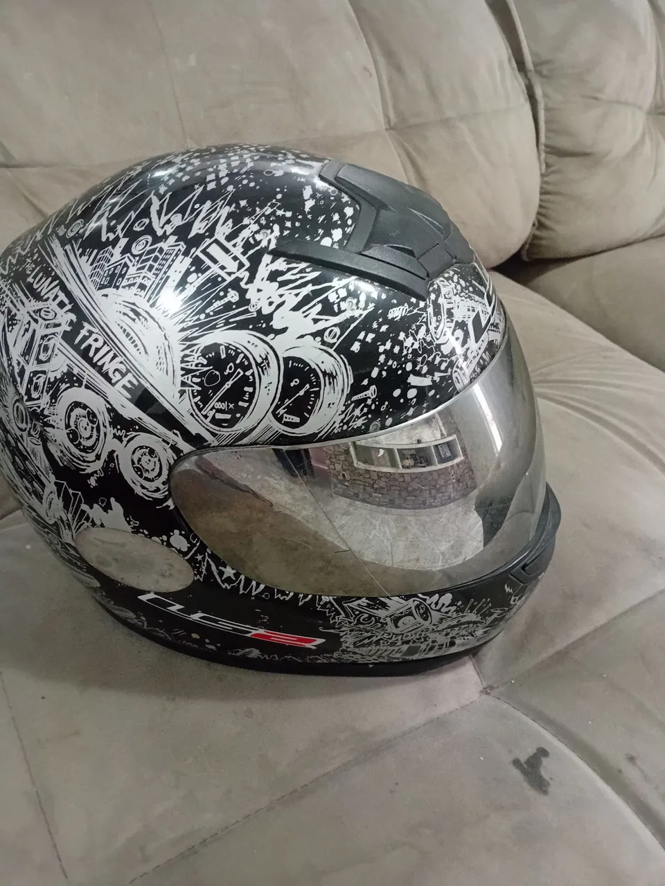 Capacete para moto com design diferenciado