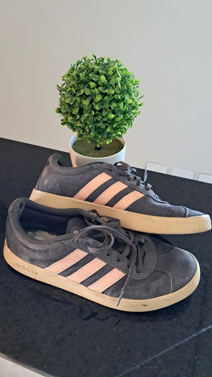 Tênis Adidas Cinza com Listras Rosa