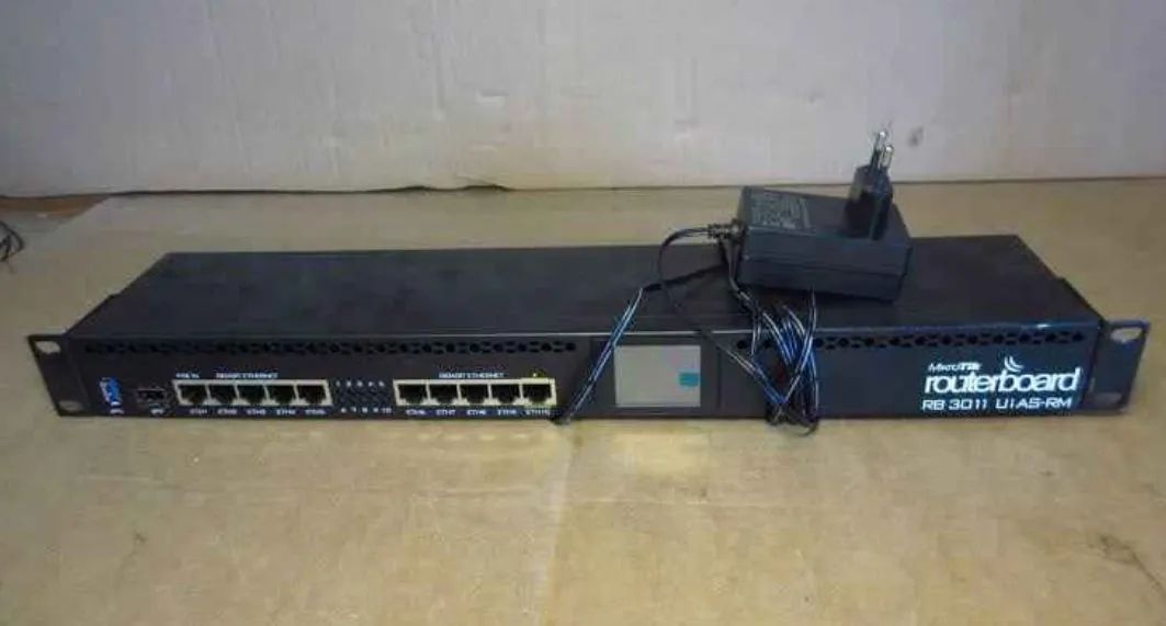 Roteador MikroTik Router BOARD RB3011UiAS-RM