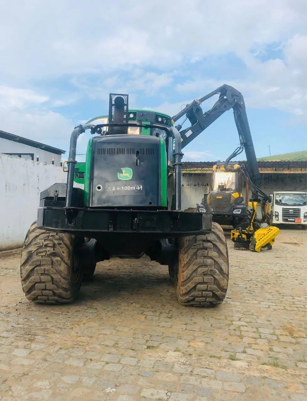 John Deere 1270G 8x8 com Cabeçote Waratah 215