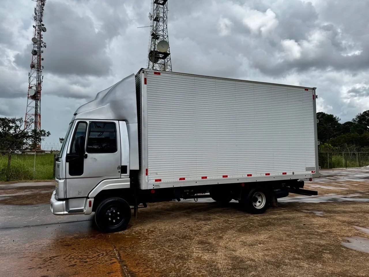 Caminhão Ford Cargo 712 Baú - Foto 5