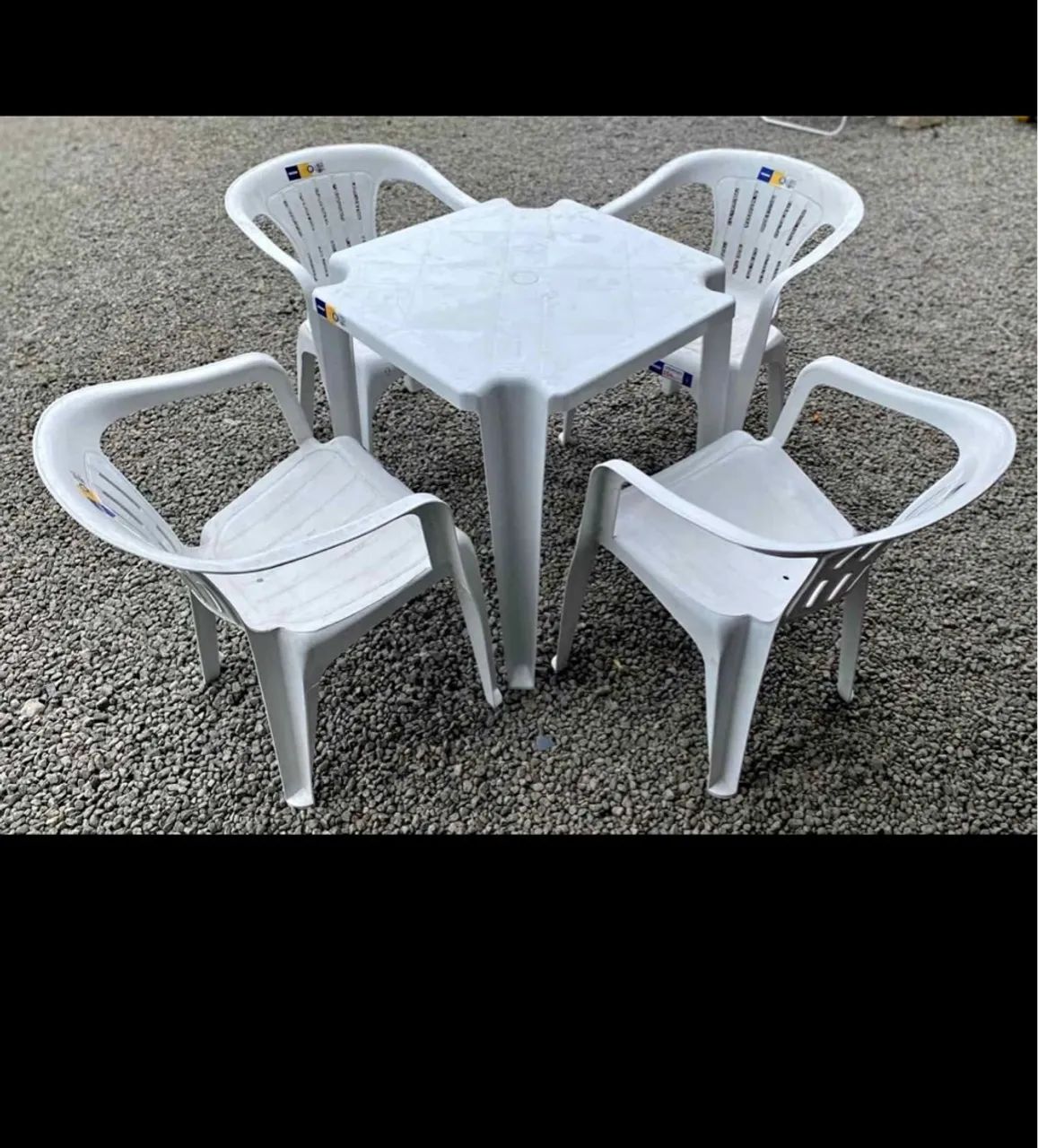 Conjunto de mesa e cadeiras de plástico da marca Tramontina 