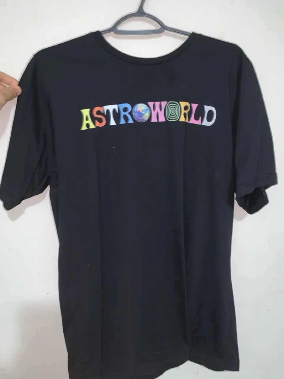 Camiseta Astroworld Travis scott | modelo com estampa atrás 