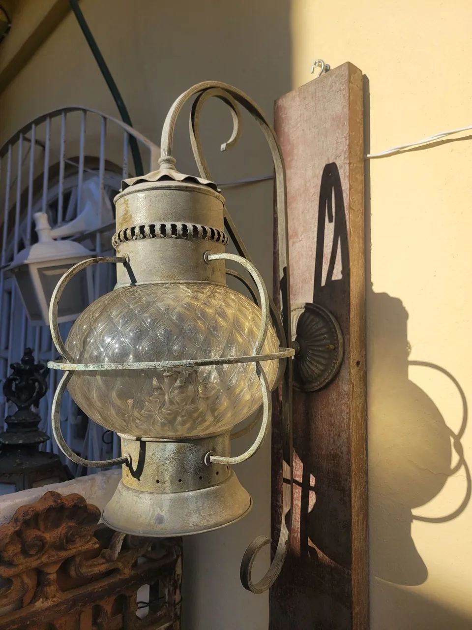 Luminária de Parede Antiga ,Leia: