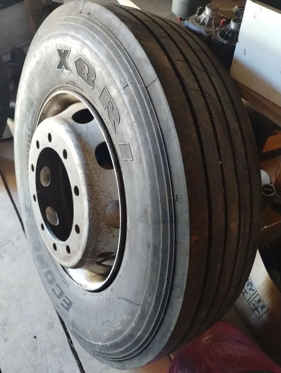 Pneu e itens domésticos 