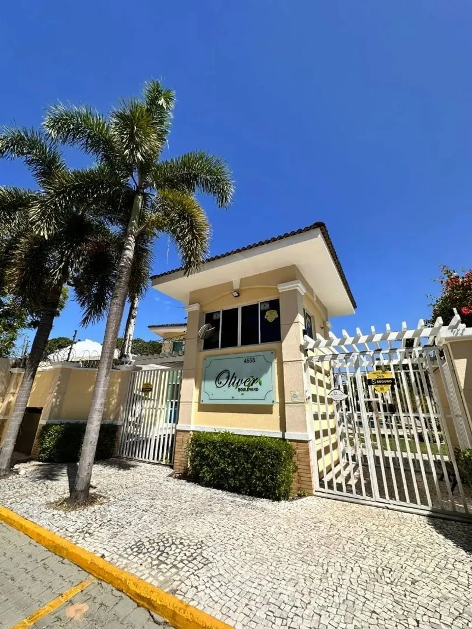 Casa com 3 dormitórios à venda por R$ 885.000 - Lagoa Redonda - Fortaleza/CE