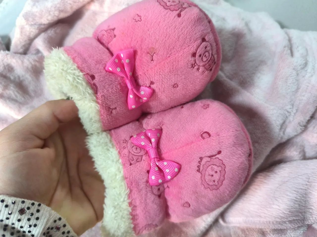 Linda pantufinha de Bebê Rosa com Laço, até 1ano.