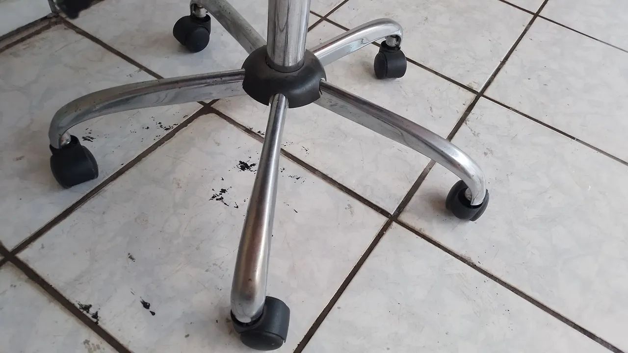 Cadeira de Escritório Giratória com Rodinhas - Roxa - Usada - Foto 3