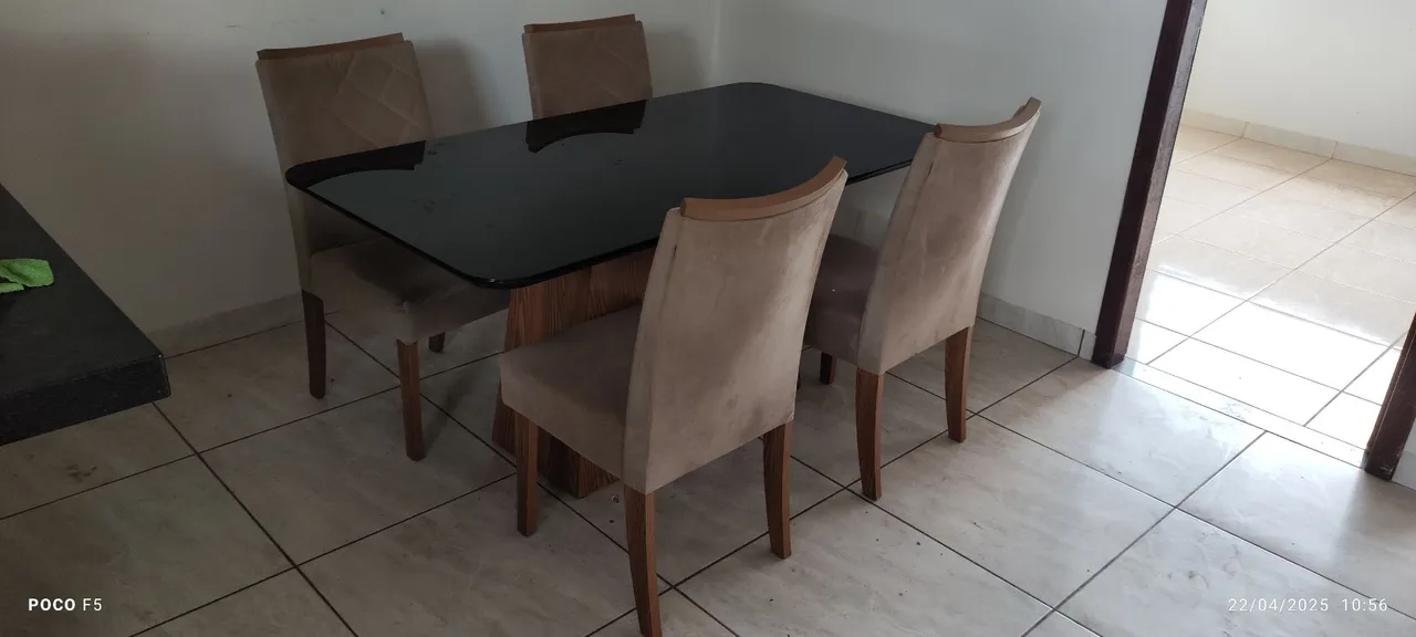Mesa de Jantar em Madeira com Tampo de Vidro