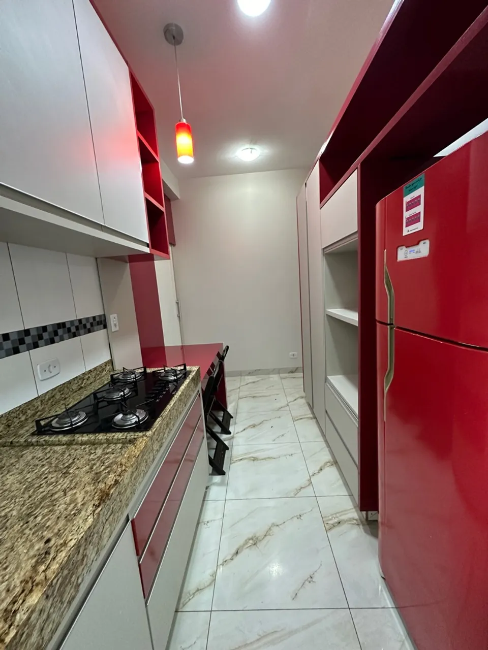 Alugo casa mobiliada com armários em todos os ambientes