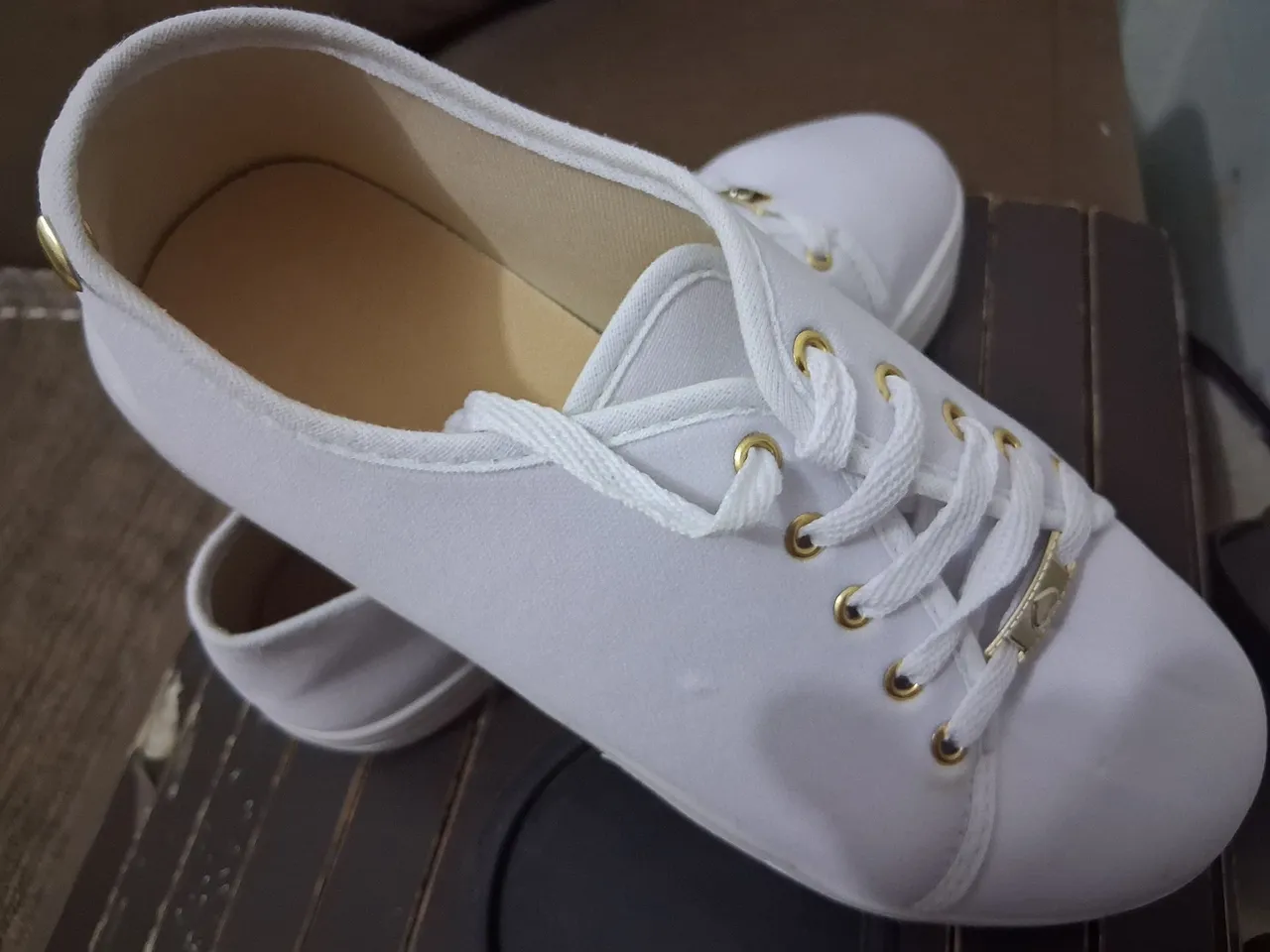 Tênis branco casual com detalhes dourados