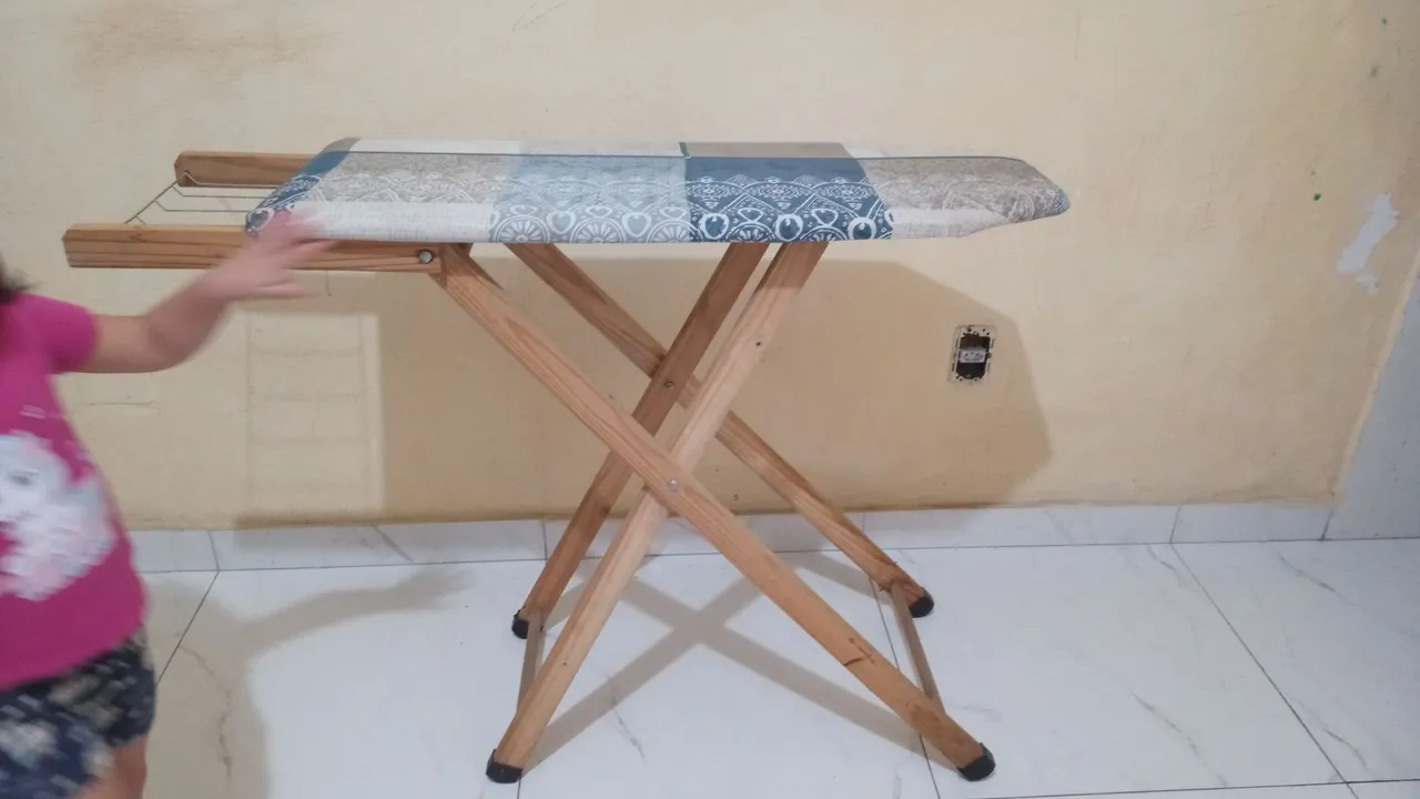 Tábua de passar roupa de madeira