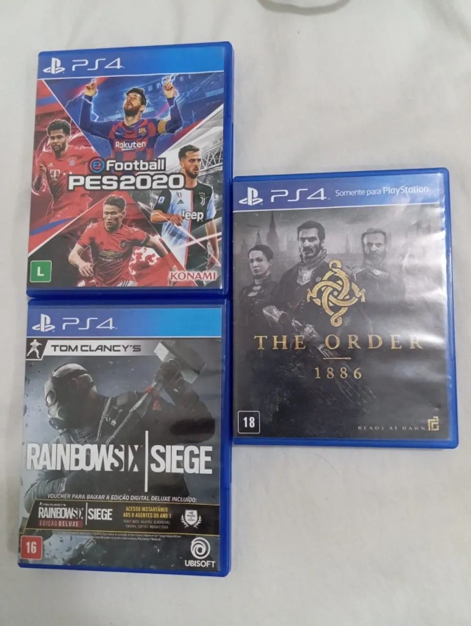 Playstation 4 slim semi novo 1 terabyte com 2 controles novos nunca usados, 4 jogos - Foto 2