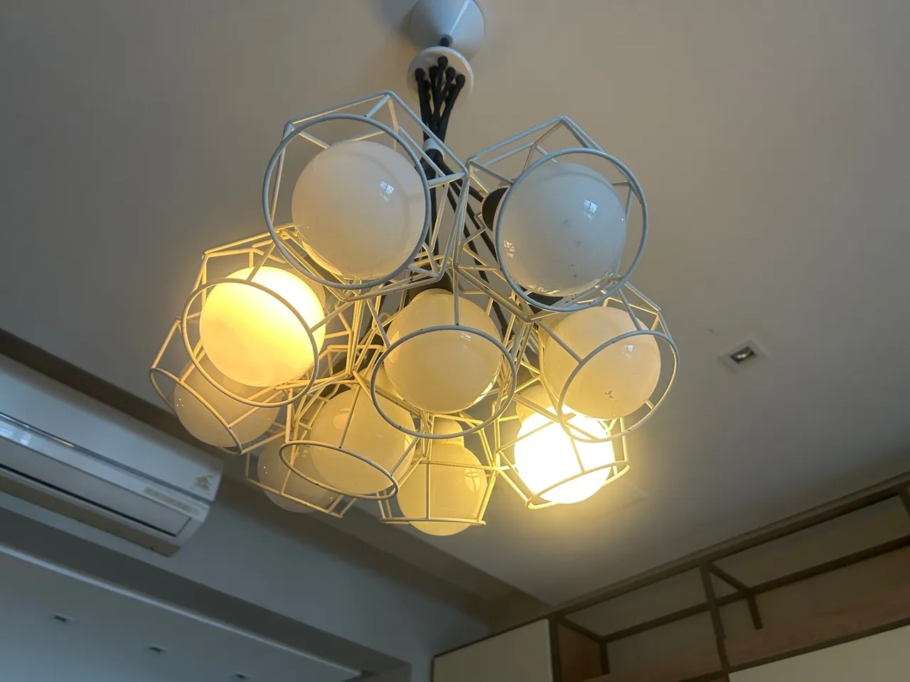 Lustre moderno com design diferenciado