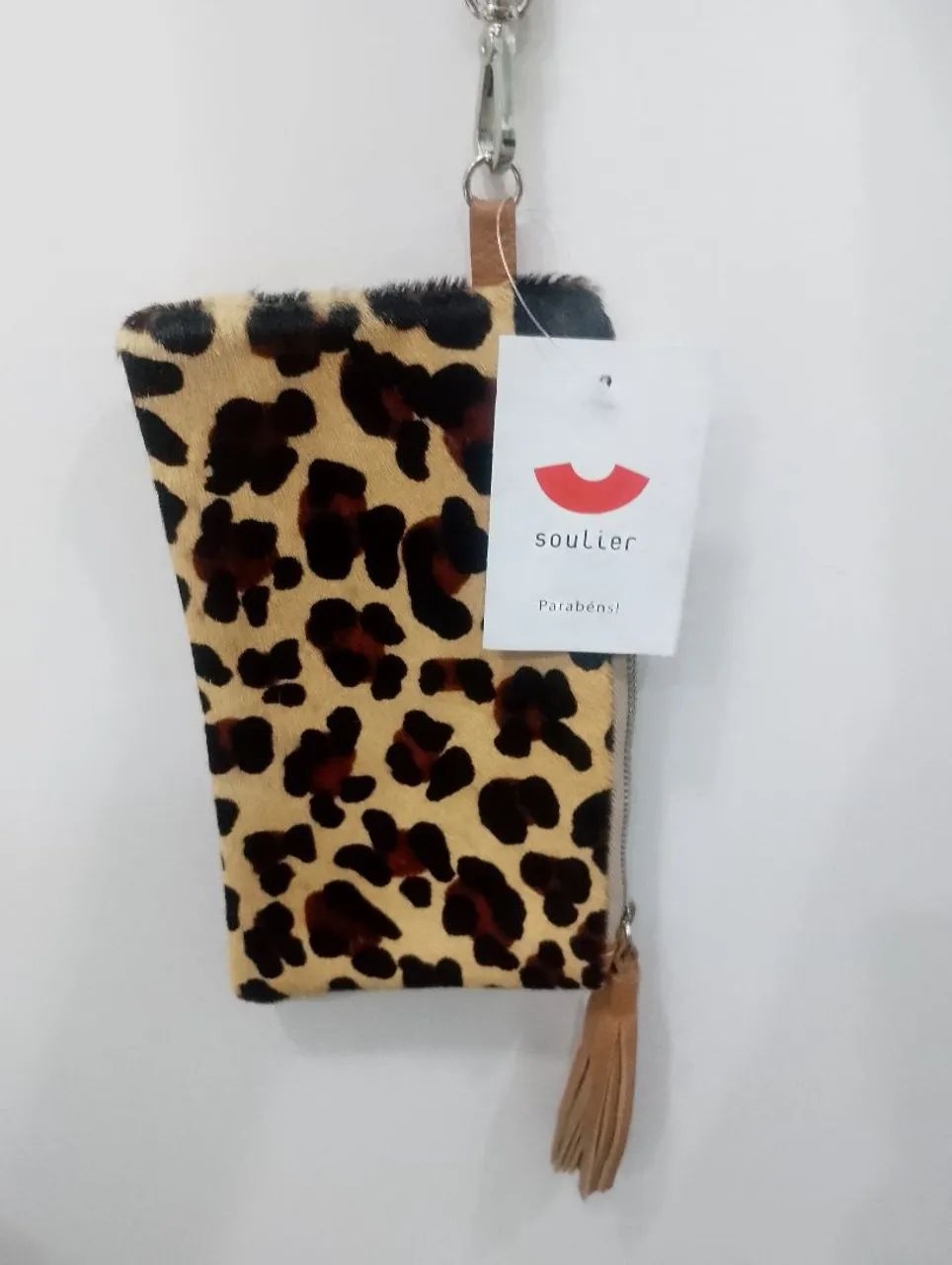 Carteira de mão com estampa de onça