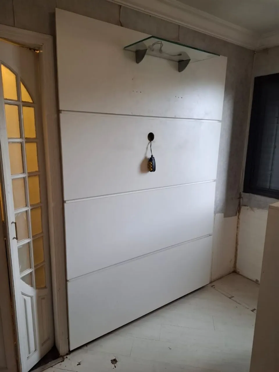 Painel de parede branco com prateleira