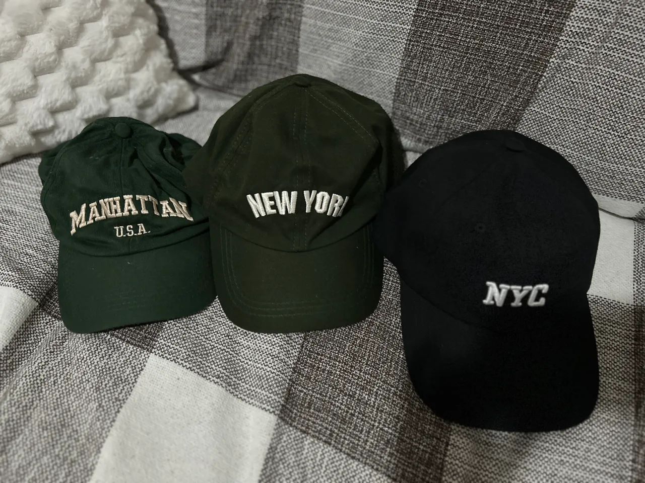 Vendo Kit com 3 bonés novos