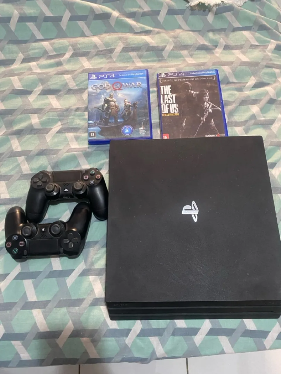 PS4 (dois controles e dois jogos)