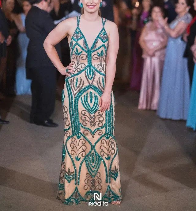 vestido de festa longo pedrarias verde e nude baile formatura