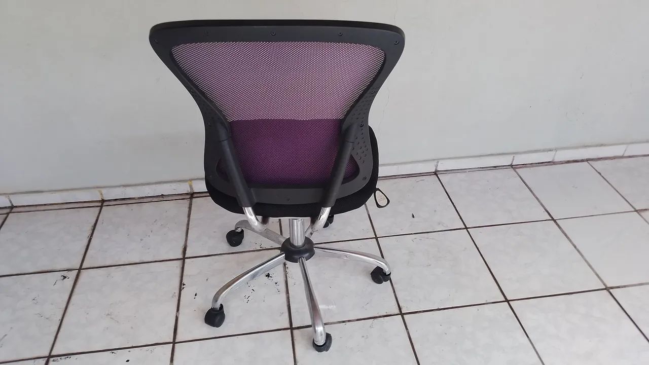 Cadeira de Escritório Giratória com Rodinhas - Roxa - Usada - Foto 2
