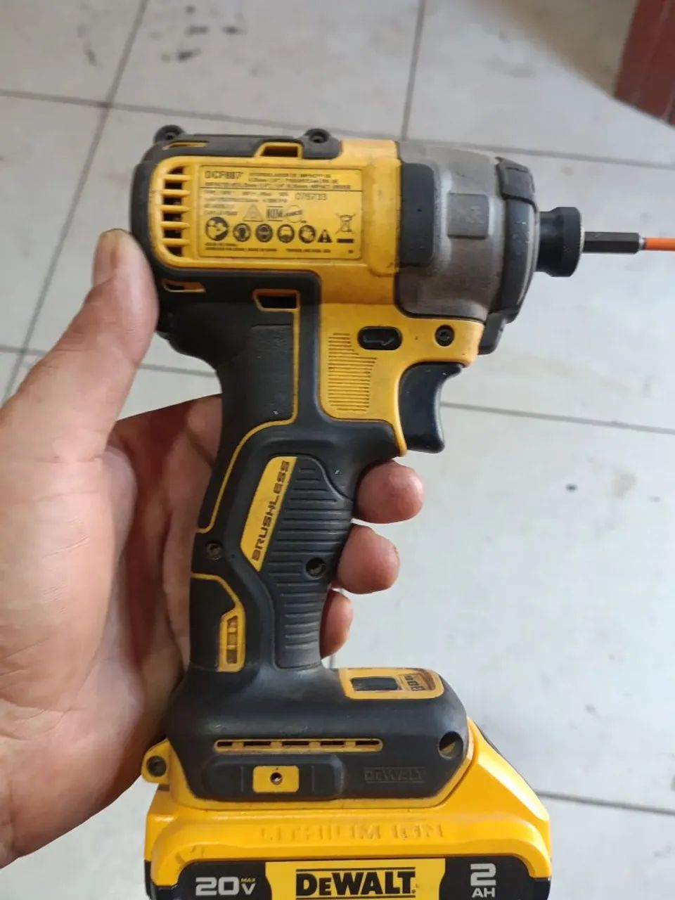 Parafusadeira Dewalt CDF88764352410064257120