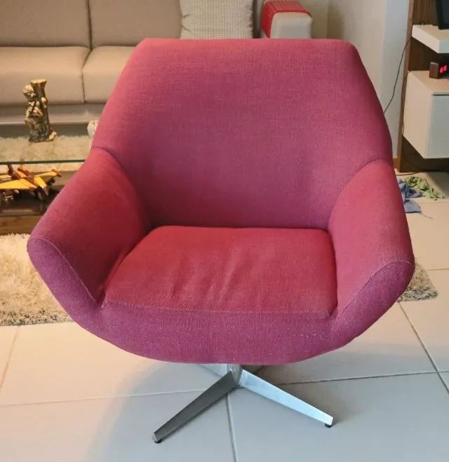 Poltronas Giratórias Vermelhas (Vendo só uma por metade do preço) - Foto 2