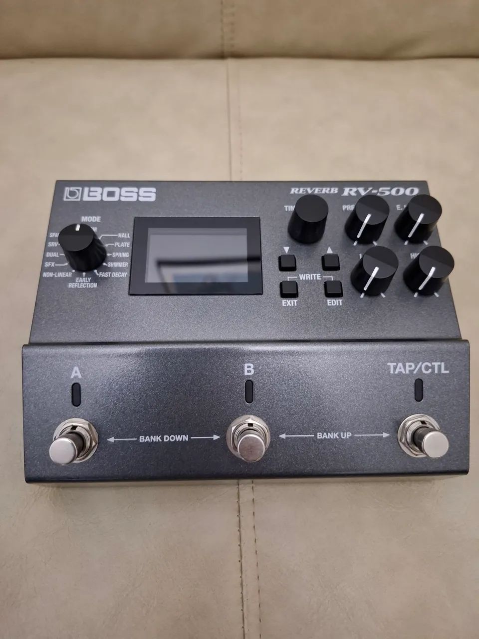 Reverb Boss RV-500 na caixa manual e fonte
