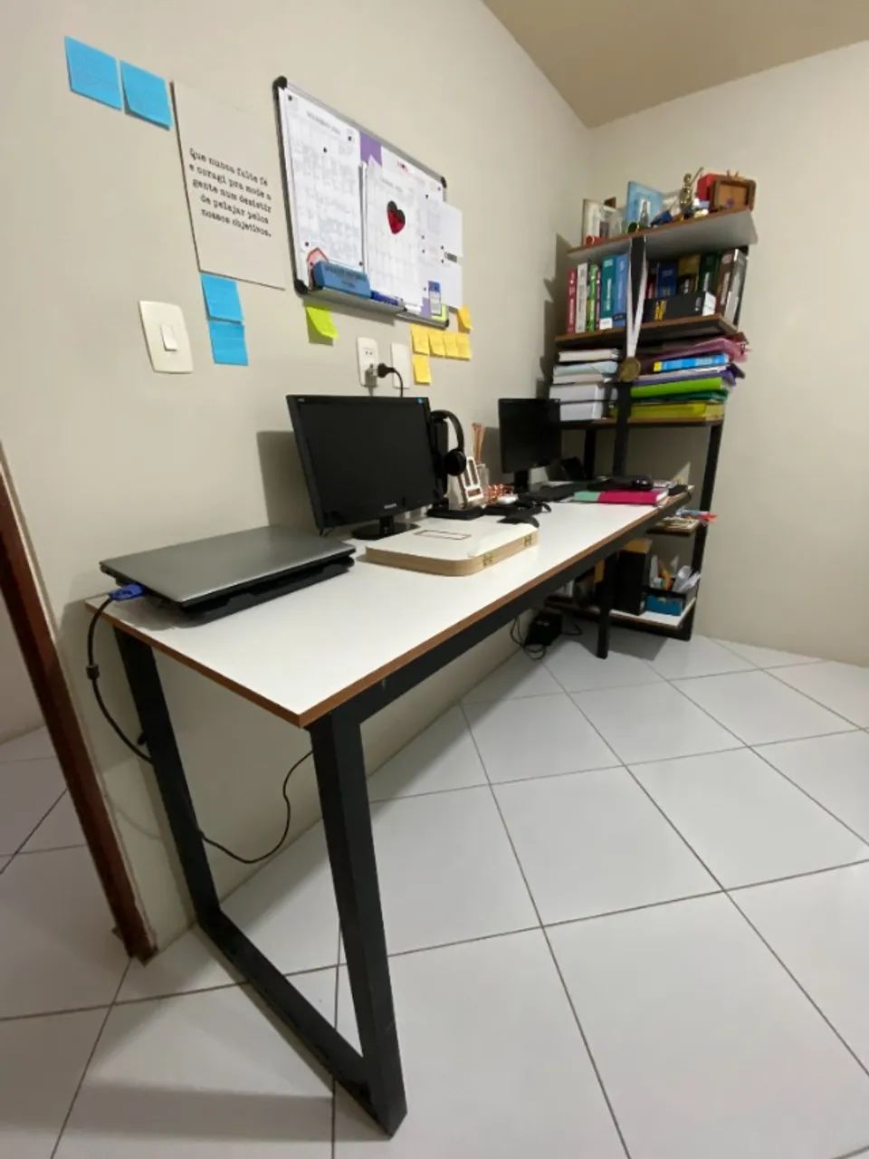 Mesa de estudo e estante64520818500226121