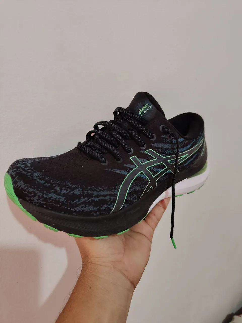 Tênis Asics Kayano 41 - Preto com detalhes em verde