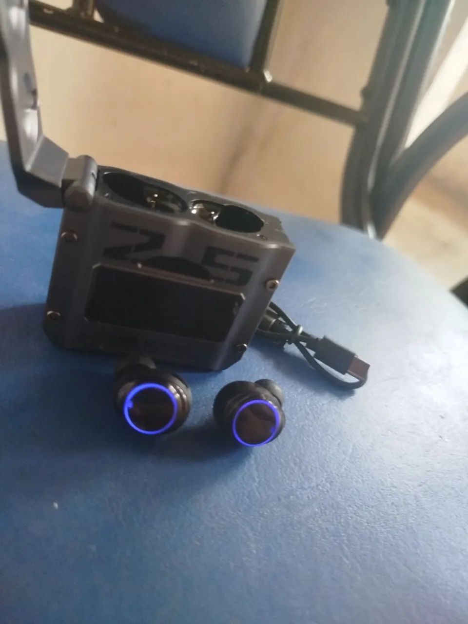 Elegante fones de ouvidos e carregador portátil 2 em 1 bem prático e útil no dia a dia. - Foto 2