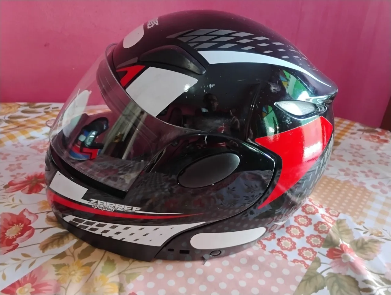 Capacete Zarref com design moderno e cores vibrantes