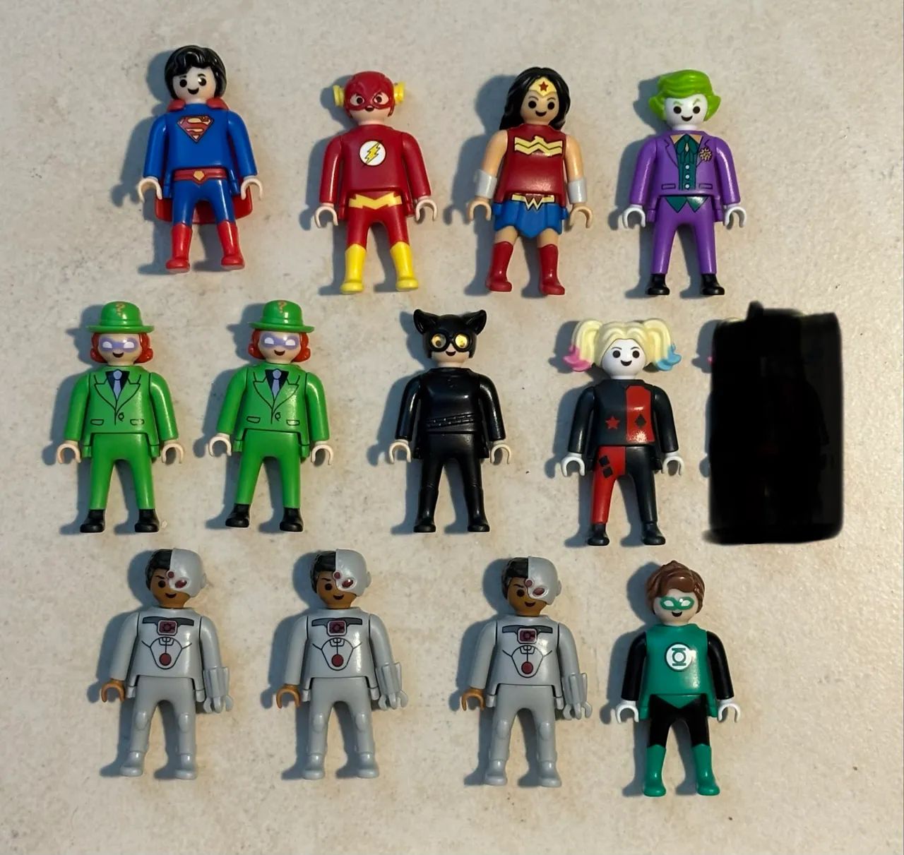 Lote com 12 Kinder Ovo Playmobil DC