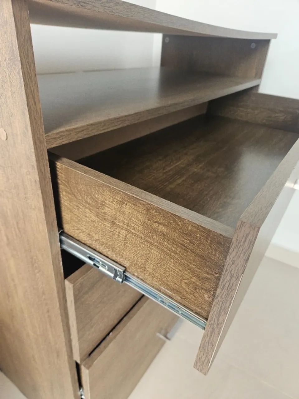 Mesa de Cabeceira Criado Mudo de Madeira com Duas gavetas - Foto 4