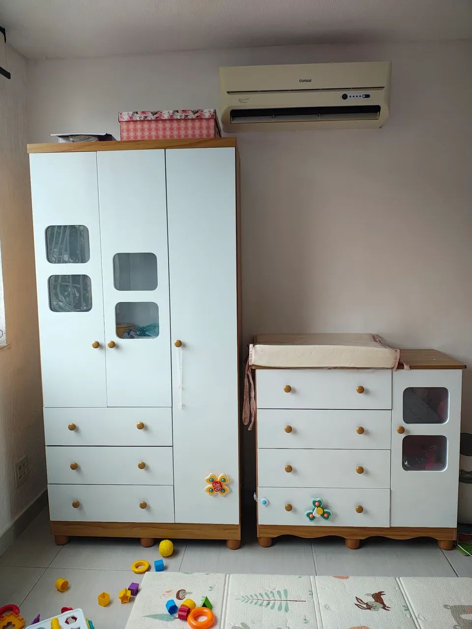 Móvel de quarto de bebê.