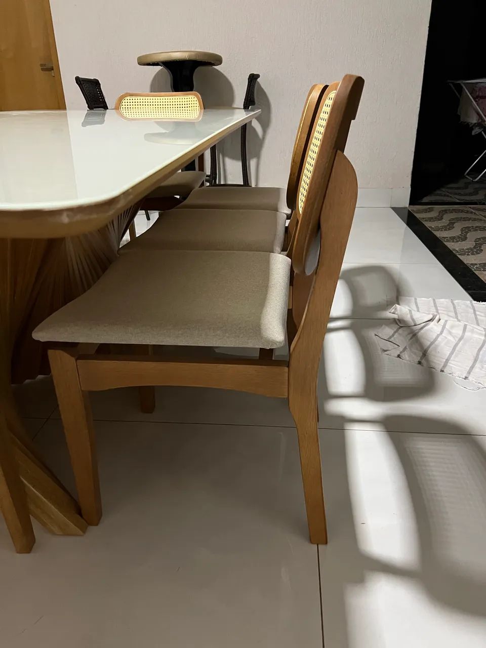 Mesa de Jantar com 08 cadeiras 2.20x1.10 Madeira Maciça  - Foto 4