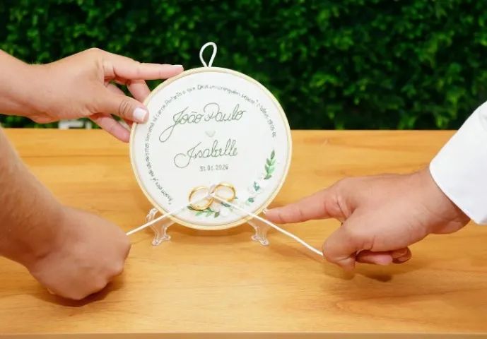 Porta aliança em bastidor personalizado - Foto 2