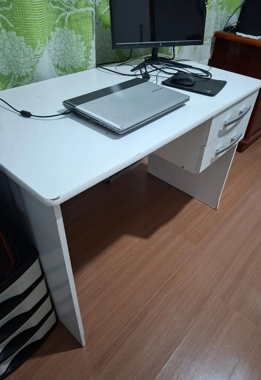 VENDO MESA DE ESCRITÓRIO COM 2 GAVETAS - Foto 2